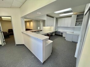 2796 Sycamore Dr, Simi Valley, CA à louer Photo intérieure– Image 1 sur 7