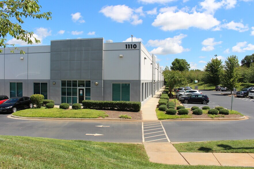 1110 Center Park Dr, Charlotte, NC à louer - Photo de l’immeuble – Image 3 sur 5