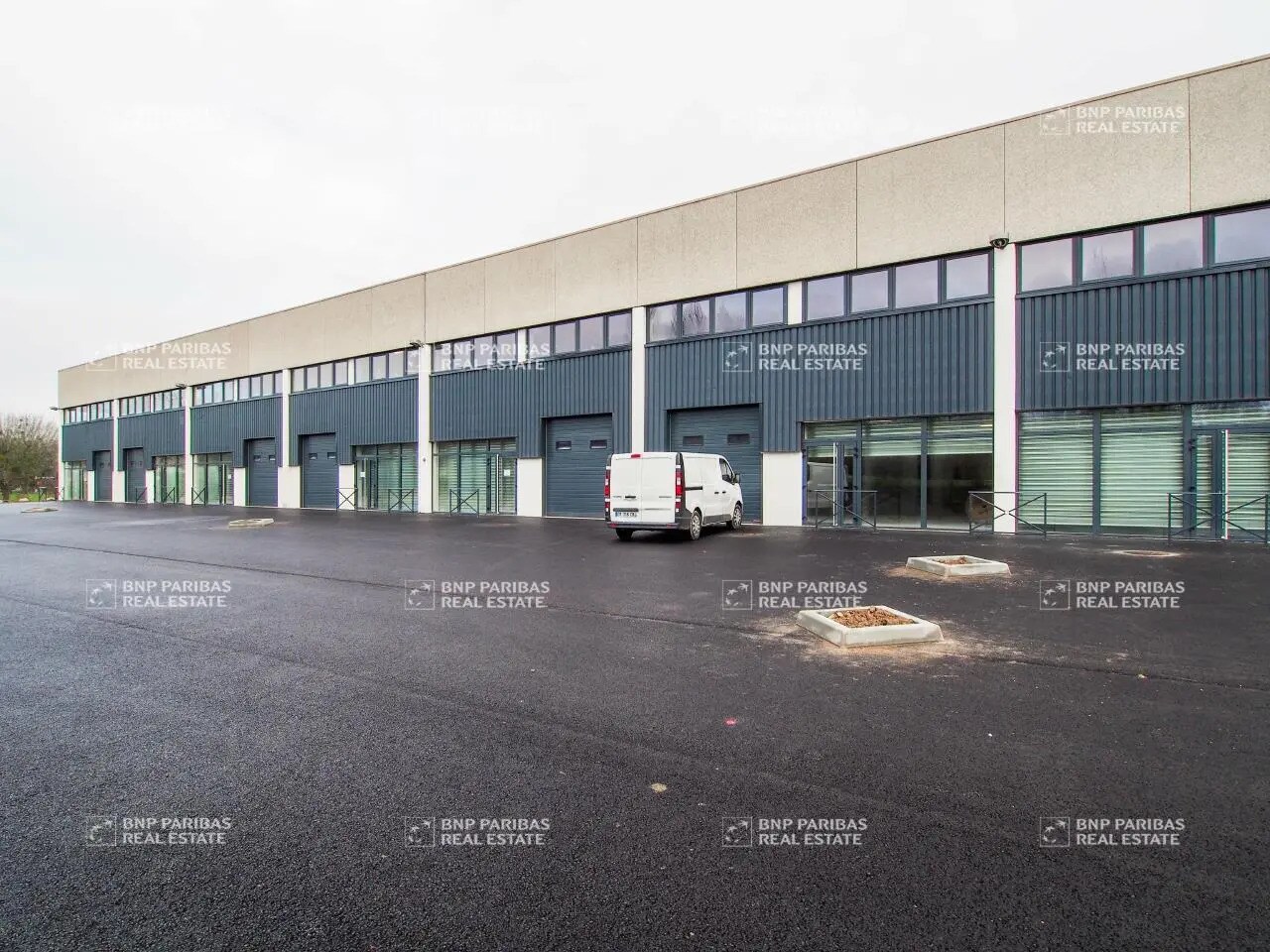 Local d'activités dans Évry-Courcouronnes à vendre Photo de l’immeuble– Image 1 sur 11