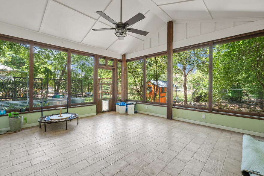 1012 N Flores St, San Antonio, TX à louer - Photo de l’immeuble – Image 3 sur 20