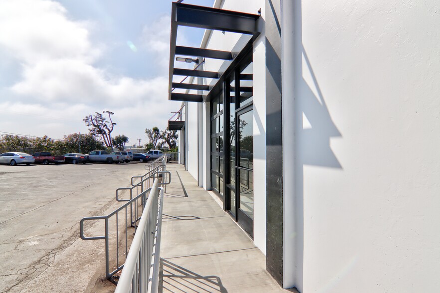 3860 E Main St, Ventura, CA à louer - Photo de l’immeuble – Image 2 sur 15