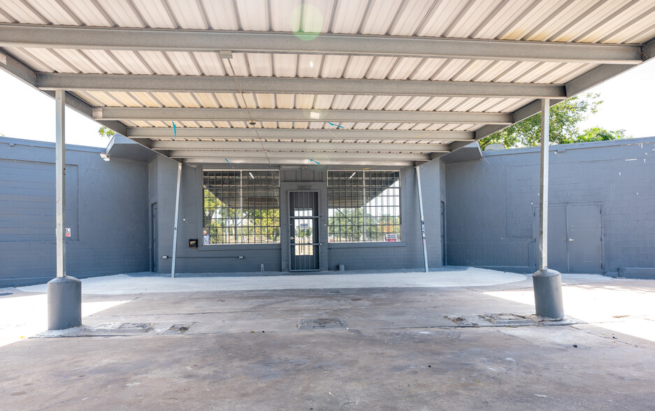 1802 E Commerce St, San Antonio, TX à louer - Photo de l’immeuble – Image 3 sur 32
