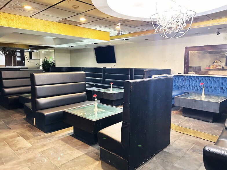 10511 82 Av NW, Edmonton, AB à vendre - Photo de l’immeuble – Image 3 sur 15