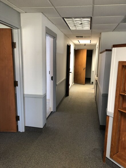 2122 E Hemphill Rd, Burton, MI à vendre - Photo intérieure – Image 3 sur 36