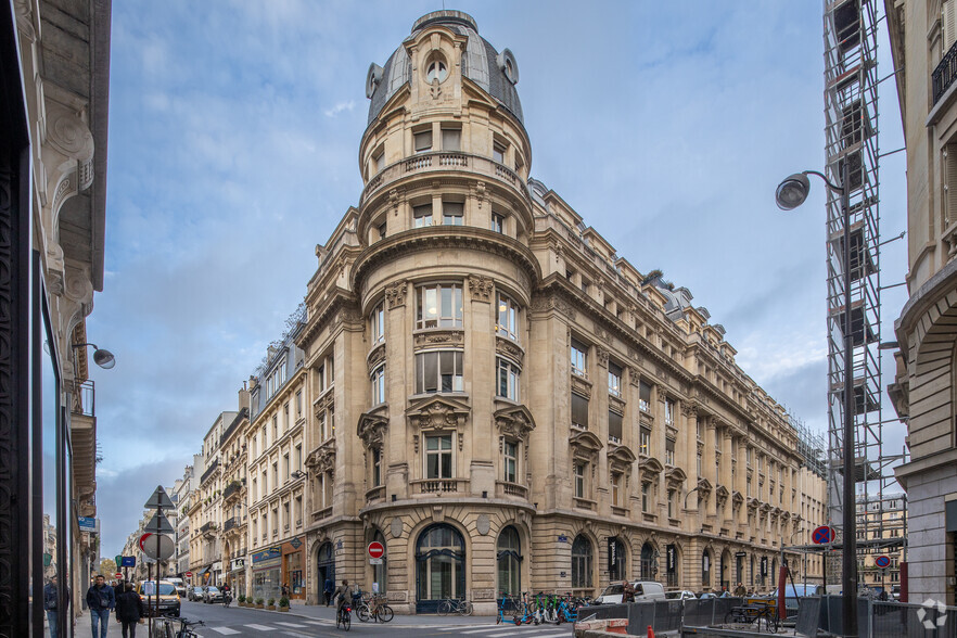 2-4 Rue Jules Lefebvre, Paris à louer - Photo principale – Image 1 sur 2