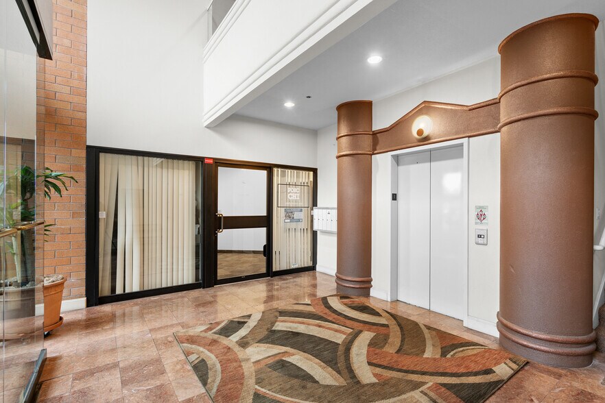 9810-9850 E Burnside St, Portland, OR à louer - Photo de l’immeuble – Image 2 sur 7