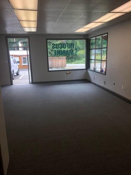 9218 Brownsville Hwy NE, Bremerton, WA à louer - Photo intérieure – Image 3 sur 11