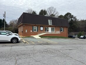 3504 Vest Mill Rd, Winston-Salem, NC à louer Photo de l’immeuble– Image 1 sur 7