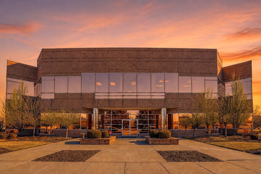 10502 NW Ambassador Dr, Kansas City, MO à louer - Photo de l’immeuble – Image 1 sur 23