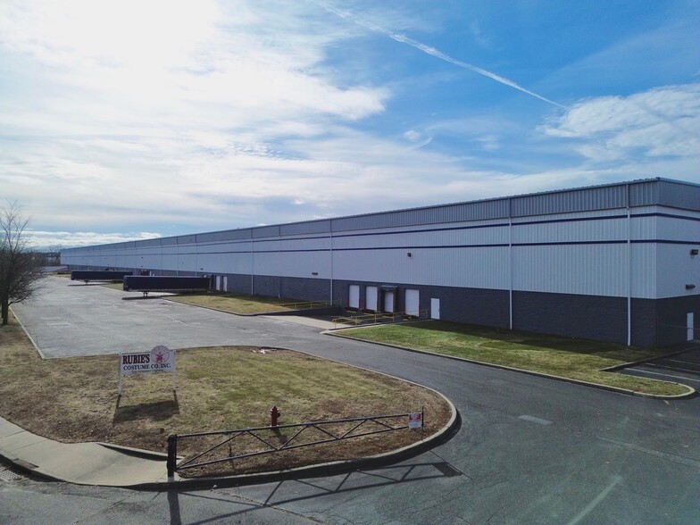 145 Candlewood Rd, Bay Shore, NY à louer - Photo de l’immeuble – Image 3 sur 5