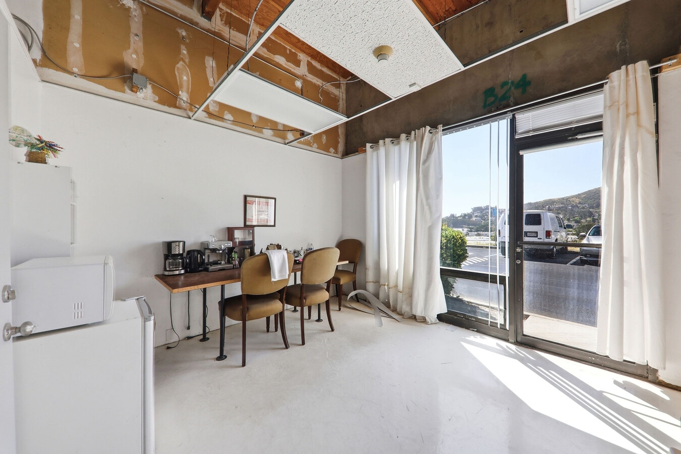 100 N Hill Dr, Brisbane, CA 94005 - Lot 24 -  - Hall d’entrée - Image 2 of 32