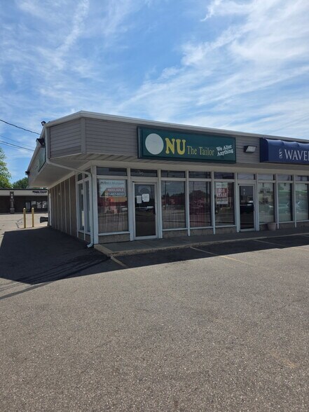 643-645 S Waverly Rd, Lansing, MI à louer - Photo de l’immeuble – Image 2 sur 13