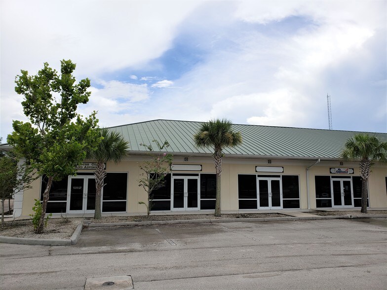 9055 Americana Rd, Vero Beach, FL à louer - Photo de l’immeuble – Image 3 sur 4