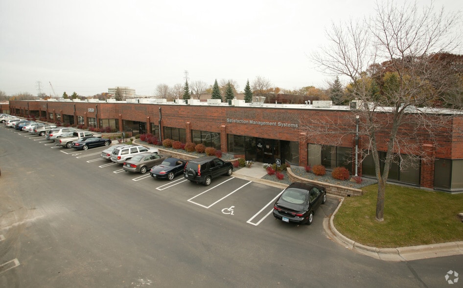 5959 Baker Rd, Minnetonka, MN à louer - Photo de l’immeuble – Image 3 sur 5