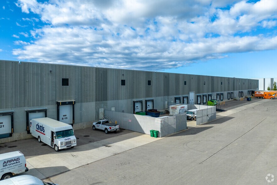 6000 72nd Ave SE, Calgary, AB à louer - Photo de l’immeuble – Image 3 sur 7