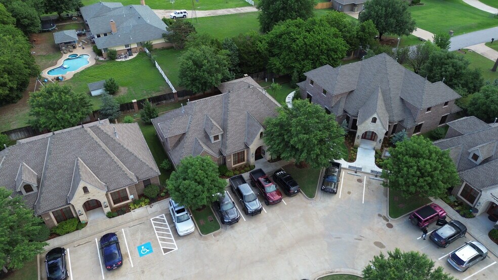 841 E 33rd, Edmond, OK à vendre - Photo de l’immeuble – Image 2 sur 4