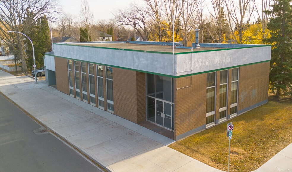 11939 129 Av NW, Edmonton, AB à vendre - Photo de l’immeuble – Image 2 sur 8