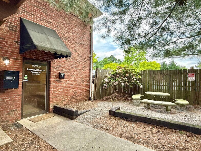 1000 Haywood Rd, Asheville, NC à louer - Photo de l’immeuble – Image 2 sur 18