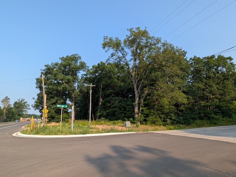 9200 US-31 S, Interlochen, MI à vendre - Photo de l’immeuble – Image 1 sur 15