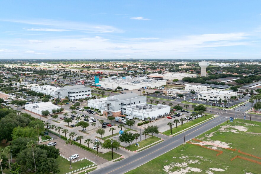 7017 N 10th St, McAllen, TX à louer - Photo de l’immeuble – Image 3 sur 8