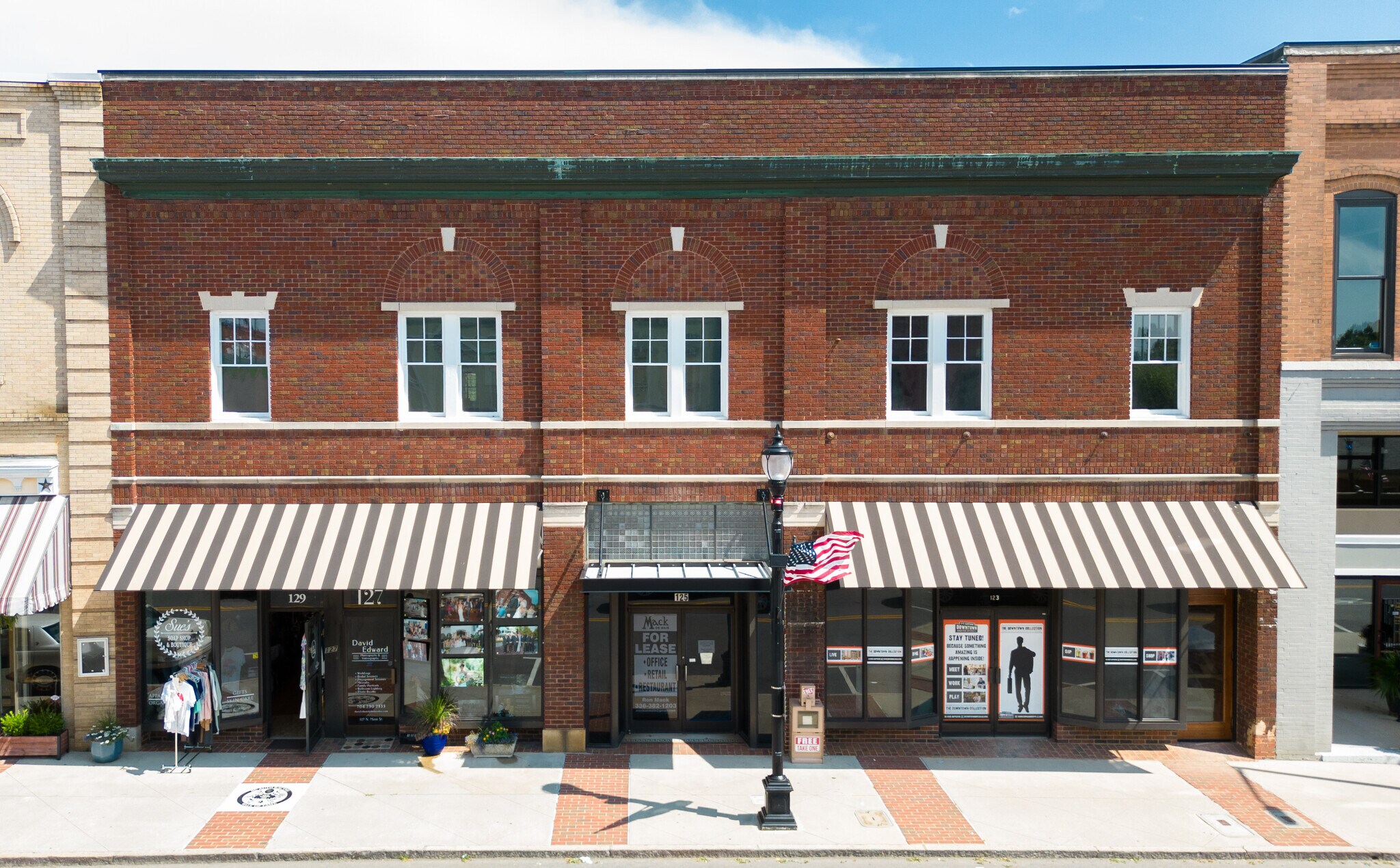 121-129 N Main St, Mooresville, NC à louer Photo principale– Image 1 sur 41