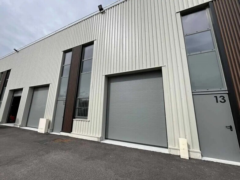 Industriel/Logistique dans Montluel à vendre - Photo de l’immeuble – Image 3 sur 9