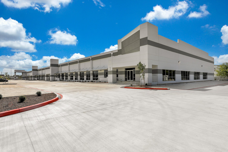 1557 W Sam Houston Pky N, Houston, TX à louer - Photo de l’immeuble – Image 1 sur 5