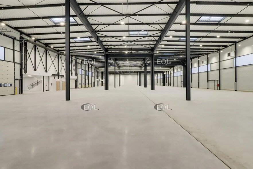 51 Rue Du Commandant Rolland, Le Bourget à louer - Photo de l’immeuble – Image 3 sur 15