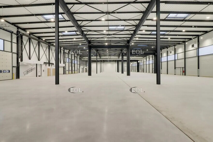 Local d’activités dans Le Bourget à louer - Photo de l’immeuble – Image 3 sur 15