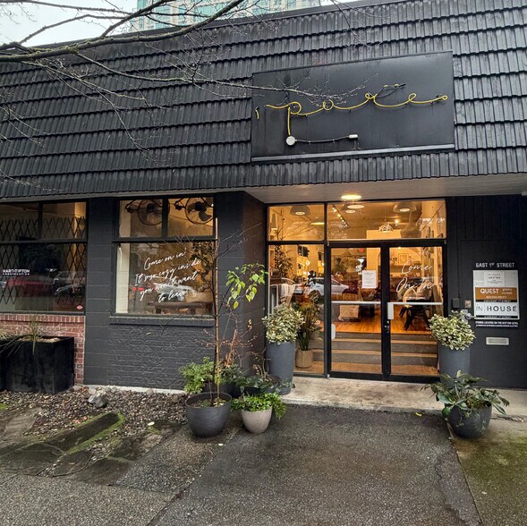 153 1st St E, North Vancouver, BC à louer - Photo de l’immeuble – Image 1 sur 5