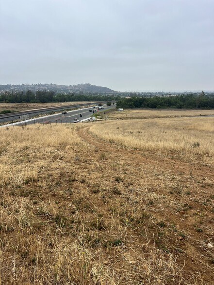 Felspar St, Jurupa Valley, CA à vendre - Photo de l’immeuble – Image 2 sur 13
