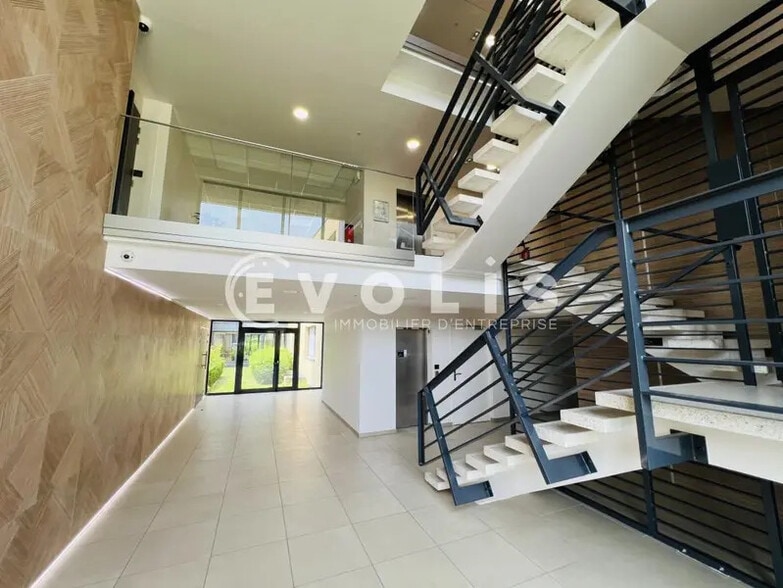 Bureau dans Champs-sur-Marne à vendre - Photo de l’immeuble – Image 3 sur 16