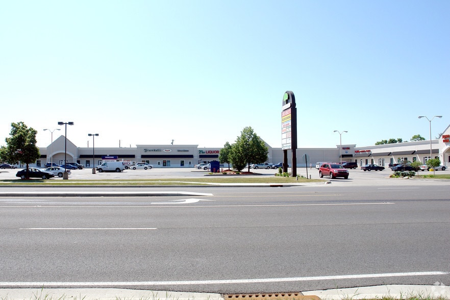 11709-11805 Pendleton Pike, Indianapolis, IN à louer - Photo principale – Image 1 sur 6