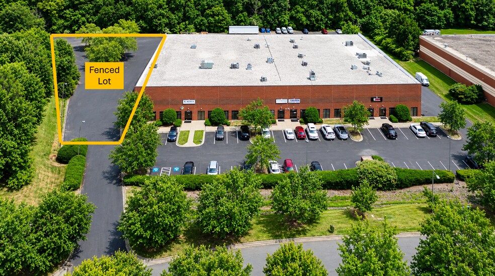 9800 Twin Lakes Pkwy, Charlotte, NC à louer - Photo de l’immeuble – Image 2 sur 8