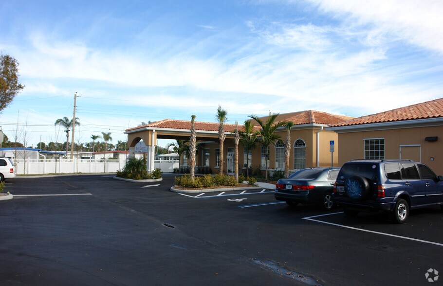 1900 E Bay Dr, Largo, FL à vendre - Photo de l’immeuble – Image 2 sur 58