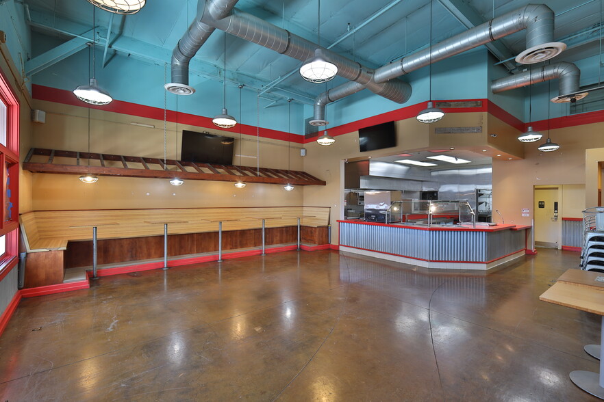 523-593 E Main St, Ventura, CA à louer - Photo de l’immeuble – Image 2 sur 11