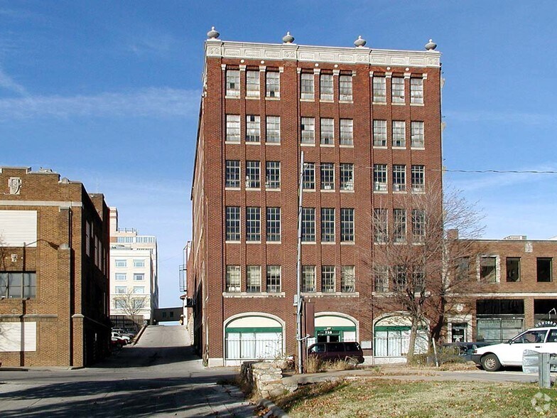738 Armstrong Ave, Kansas City, KS à louer - Photo de l’immeuble – Image 2 sur 9
