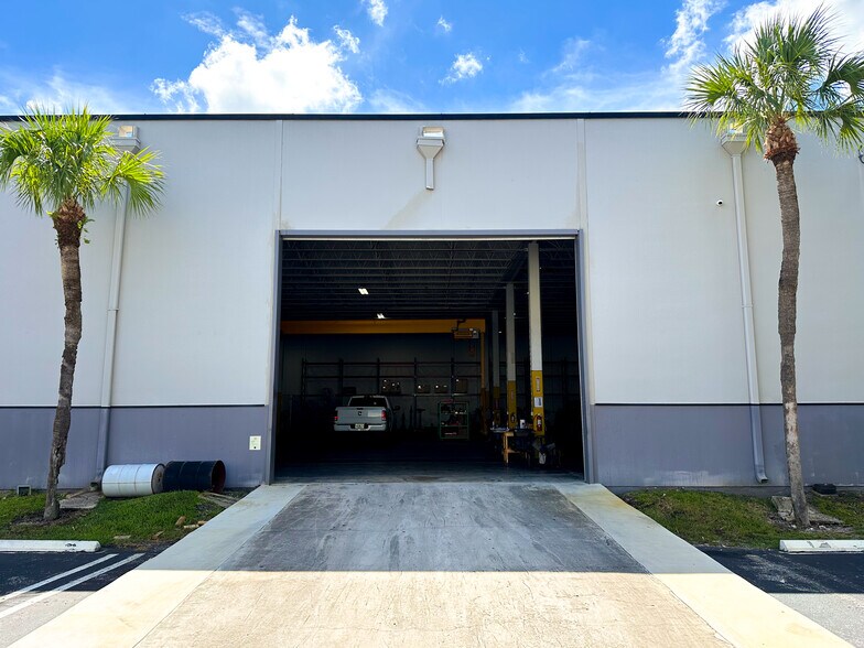 14525 NW 60th Ave, Miami Lakes, FL à louer - Photo de l’immeuble – Image 3 sur 7