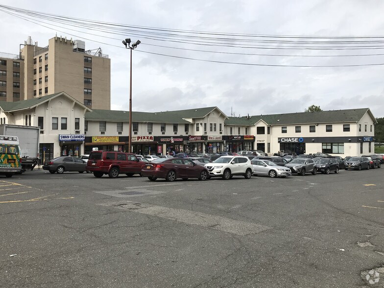 754-778 Manor Rd, Staten Island, NY à louer - Photo de l’immeuble – Image 1 sur 8