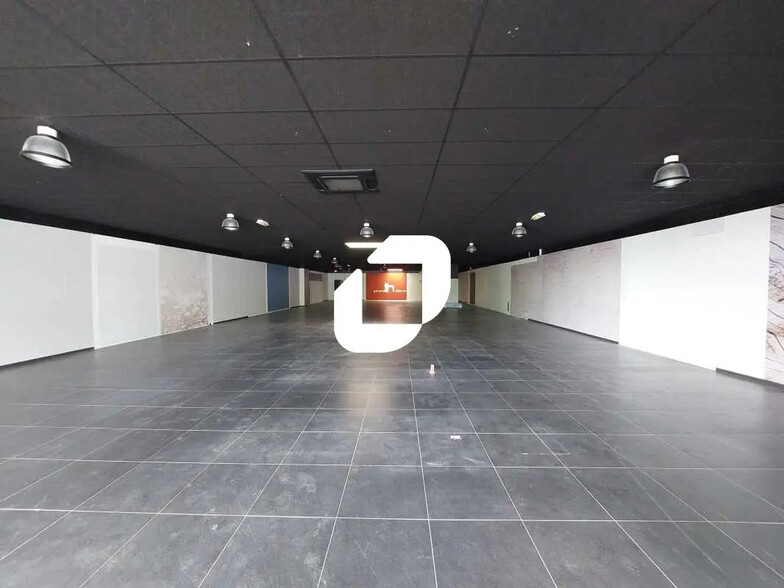 Local commercial dans Maurepas à louer - Photo de l’immeuble – Image 1 sur 12