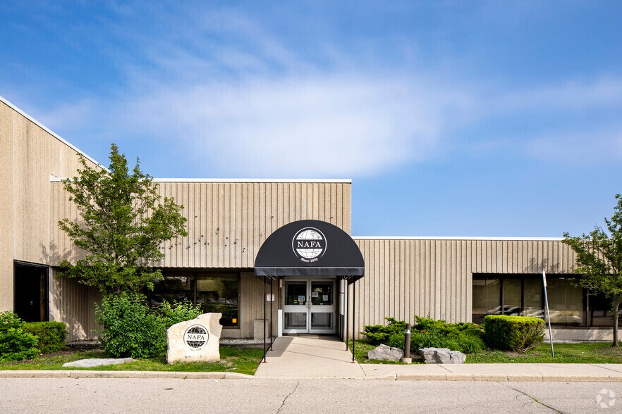65 Skyway Ave, Toronto, ON à louer - Photo de l’immeuble – Image 3 sur 3