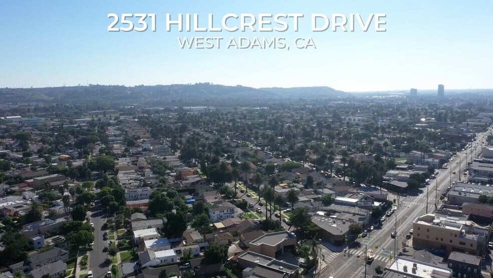 2531 Hillcrest Dr, Los Angeles, CA à vendre - Vidéo sur l’annonce professionnelle – Image 2 sur 9