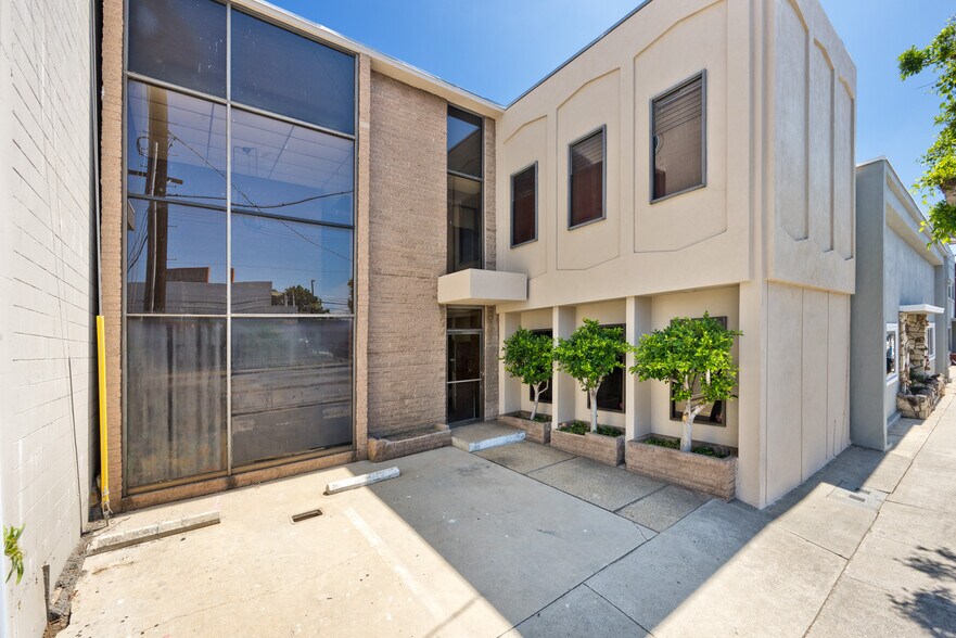 2216 S Barrington Ave, Los Angeles, CA à vendre - Photo de l’immeuble – Image 2 sur 6