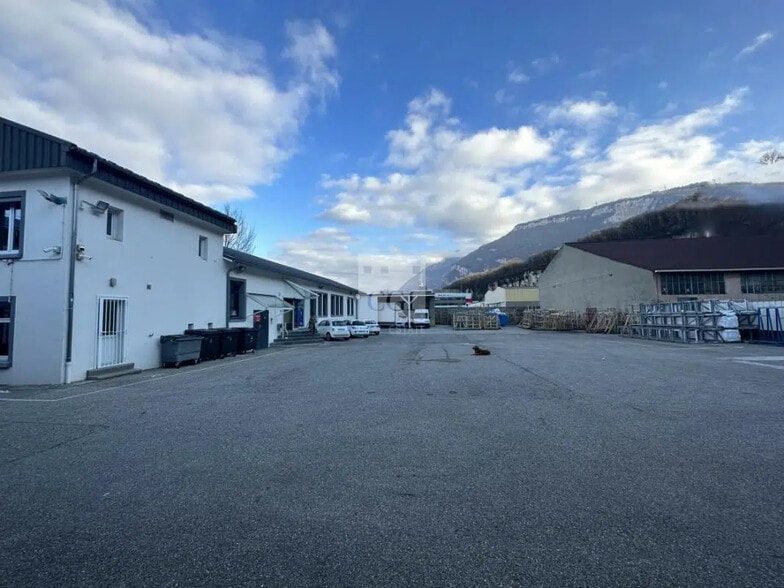Industriel/Logistique dans Fontaine à vendre - Photo de l’immeuble – Image 3 sur 4