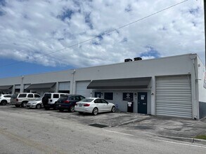 1900-2261 NW 29th St, Oakland Park, FL à louer Photo de l’immeuble– Image 1 sur 1