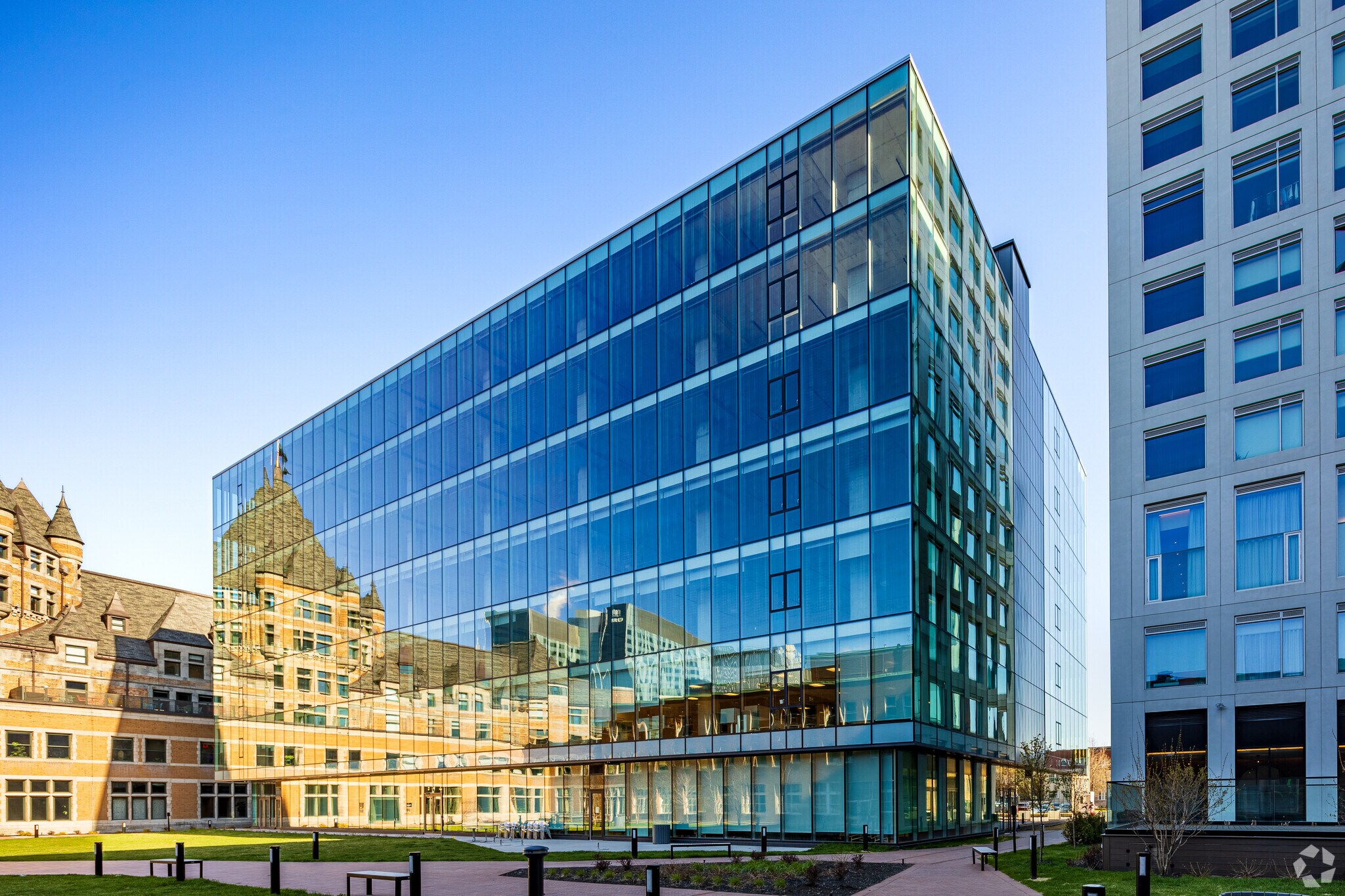 700 Rue Saint-Hubert, Montréal, QC à louer Photo de l’immeuble– Image 1 sur 6