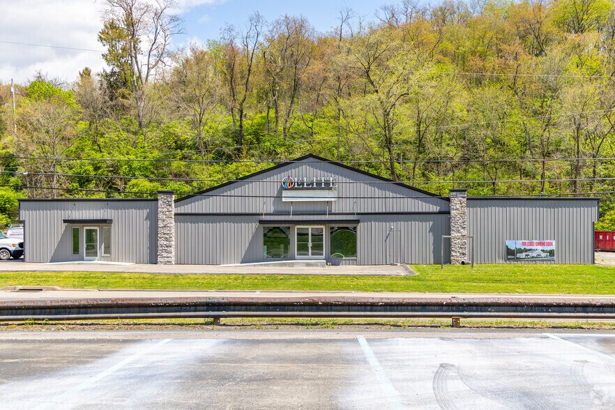 775 Clairton Blvd, Pittsburgh, PA à vendre - Photo de l’immeuble – Image 1 sur 19