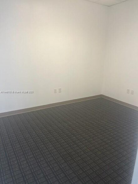 10893 NW 17th St, Miami, FL à louer - Photo intérieure – Image 2 sur 12
