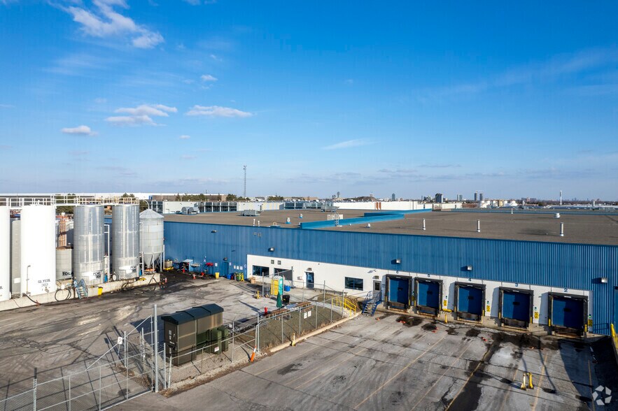 35 Regan Rd, Brampton, ON à louer - Photo de l’immeuble – Image 3 sur 5