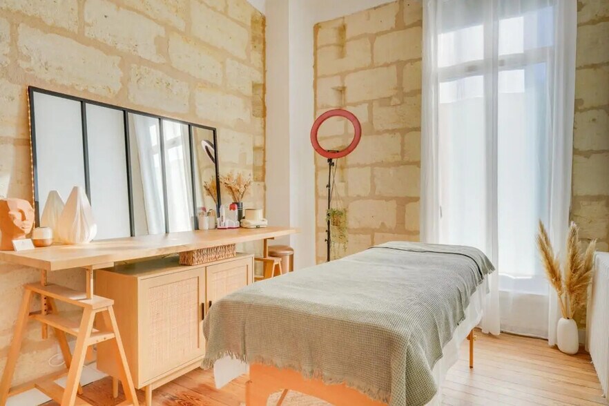 Bureau dans Le Bouscat à louer - Photo de l’immeuble – Image 1 sur 10